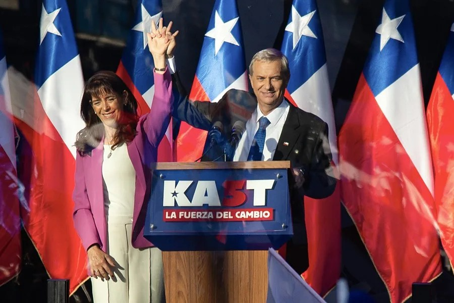Fotografía de archivo del presidente electo de Chile, José Antonio Kast, junto a su esposa, María Pía Adriasola,